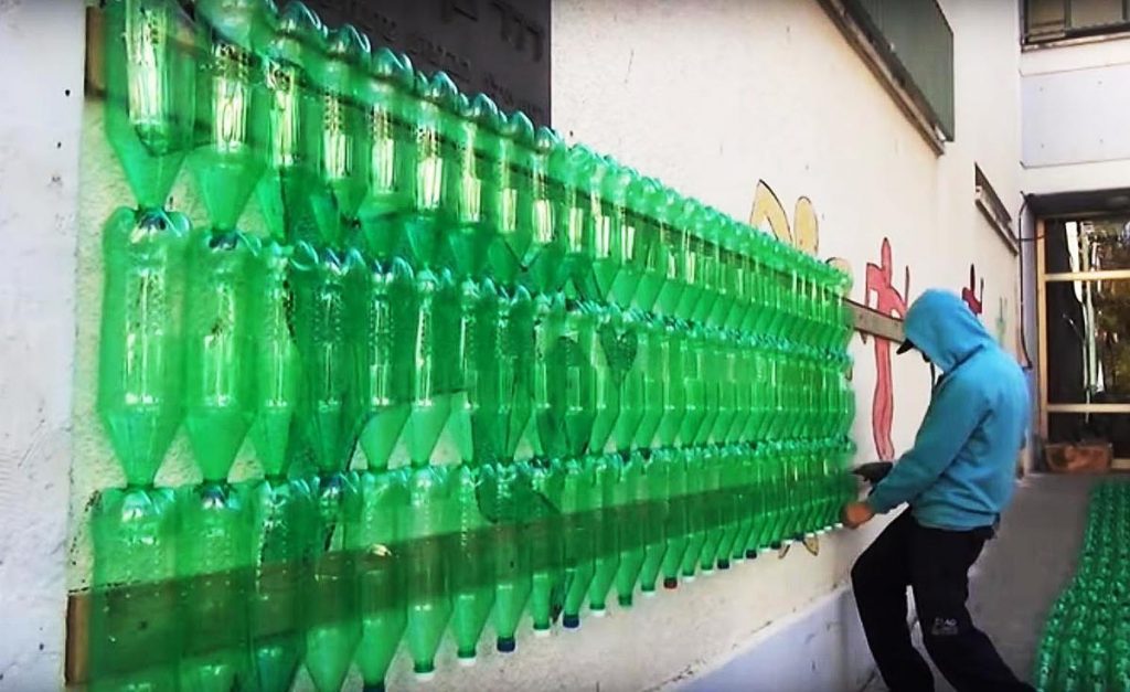Вертикальная грядка из пластиковых бутылок