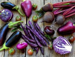 7 корисних та смачних фіолетових овочів, які я вирощую